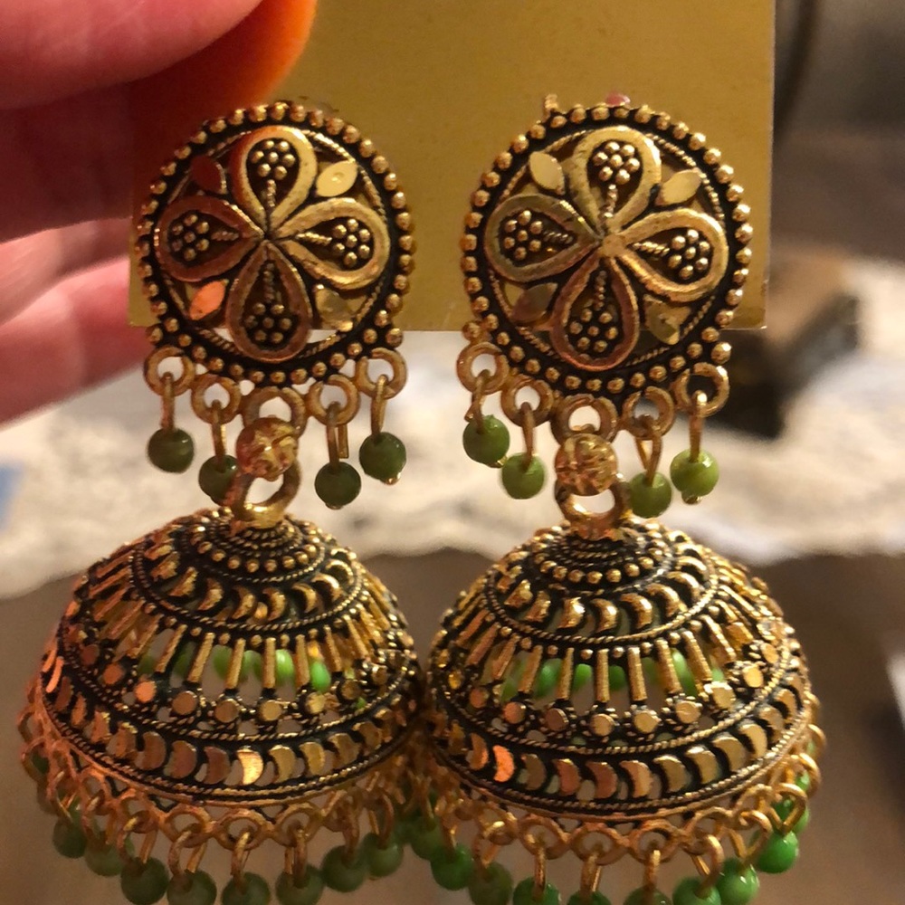 Indian Pakistani / jhumka earrings